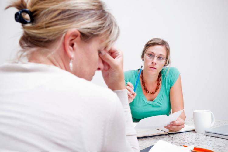 Auf dem Bild sind zwei Frauen in einer Beratungssituation zu sehen. 