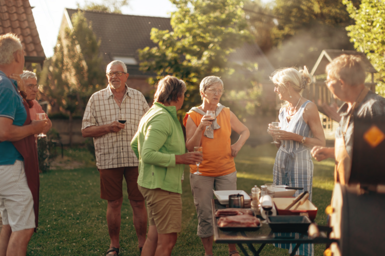 Auf diesem Bild ist eine Gruppe Senioren bei einem geselligen Grillnachmittag zu sehen. 