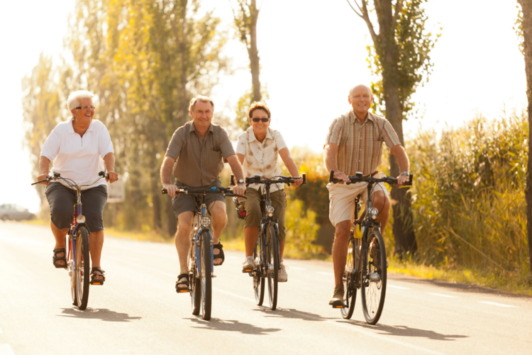 Auf diesem Bild sind vier Personen beim Fahrradfahren zu sehen. 