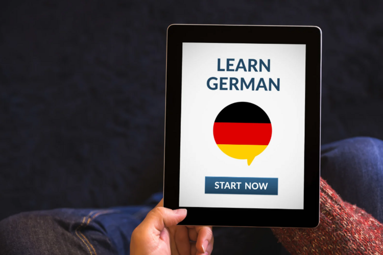 Auf diesem Bild ist ein Tablet zu sehen auf dem steht "learn German, start now".