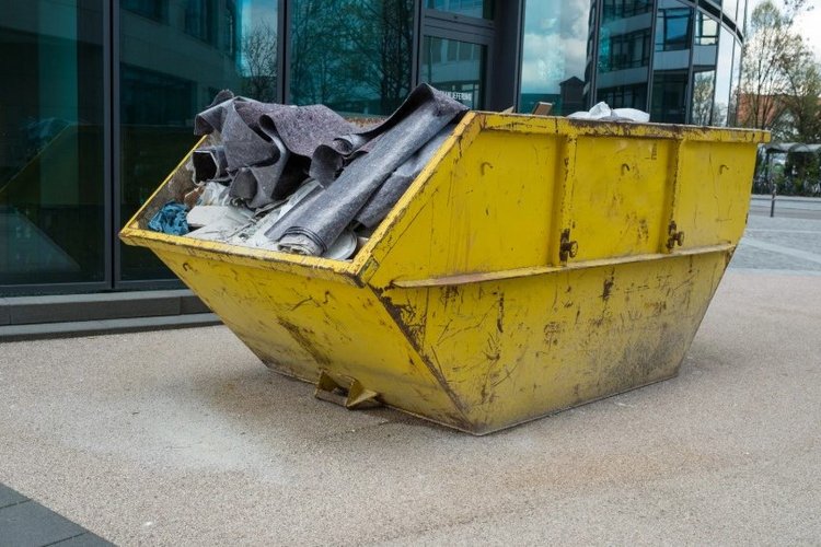 Auf diesem Bild ist ein Container mit Sperrmüll zu sehen. 