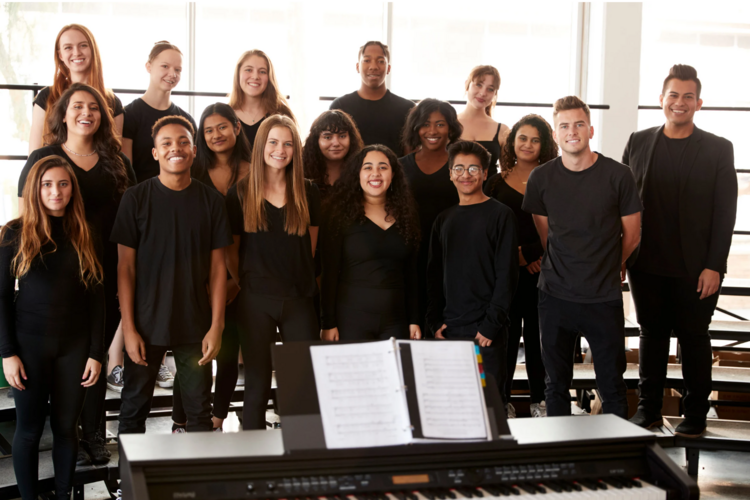 Auf diesem Bild sind viele Leute zu sehen, die einheitlich gekleidet sind und wie ein Chor aufgestellt sind.