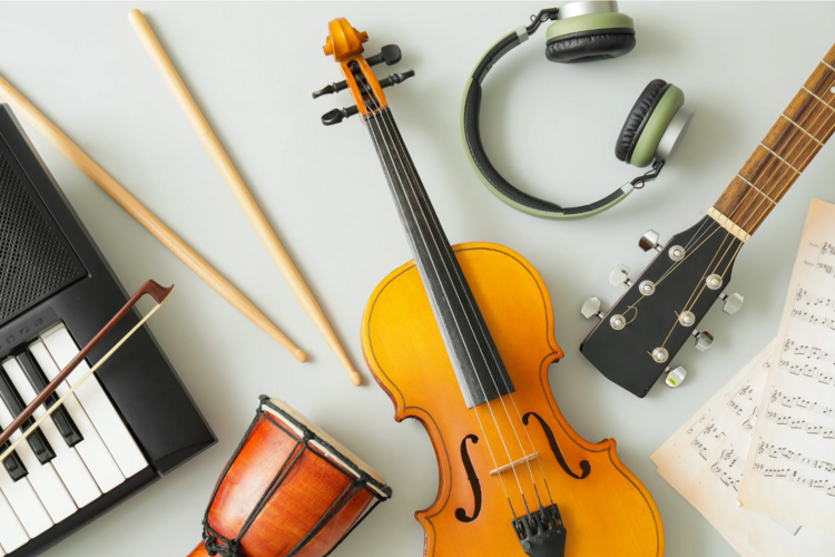 Auf diesem Bild sind verschiedene Musikinstrumente, wie eine Geige, ein Keyboard und Schlagzeugsticks zu sehen. 