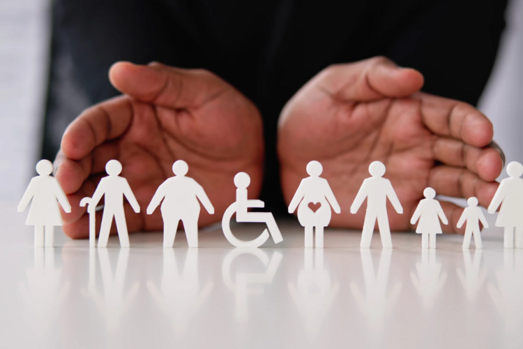 Auf diesem Bild ist zwei Hände zu sehen, die verschiedene Personengruppe zusammenfasst.