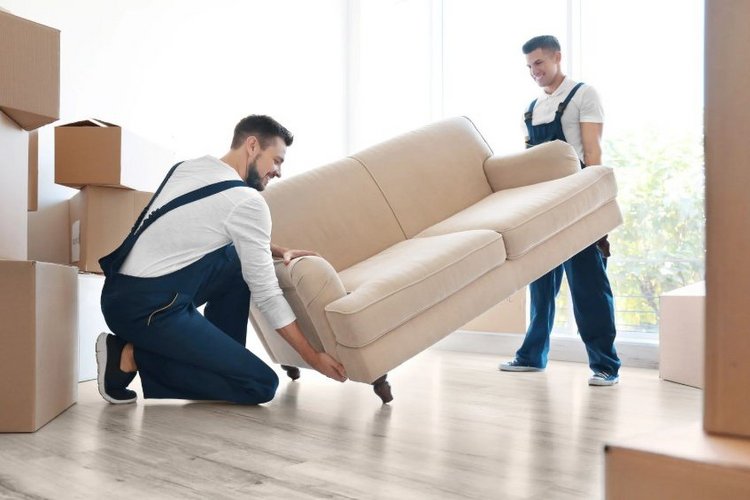 Auf diesem Bild tragen zwei Männer ein Sofa.