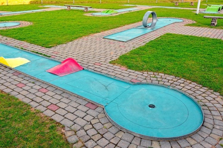 Auf diesem Bild sind Bahnen einer Minigolfanlage zu sehen.