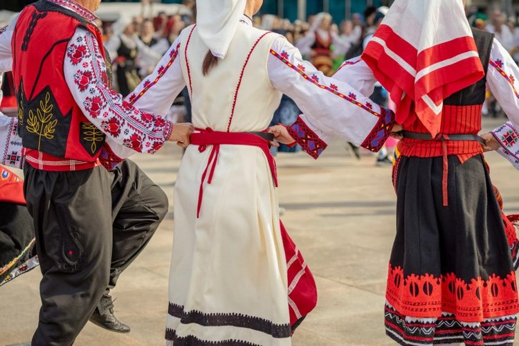Auf diesem Bild tanzen Menschen einen Volkstanz.