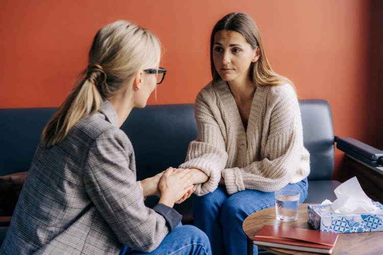 Auf dem Bild sind zwei Frauen in einer Beratungssituation zu sehen.