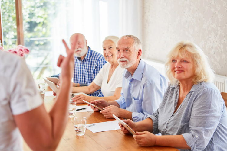 Auf diesem Bild sind ältere Personen und Senioren zu sehen, die sich in einem Kurs befinden.