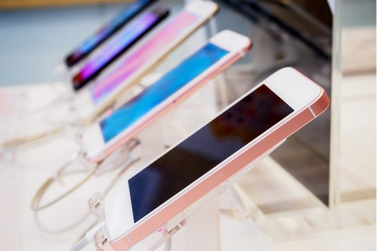 Auf diesem Bild sind mehrere Handy in einem Geschäft zu sehen.