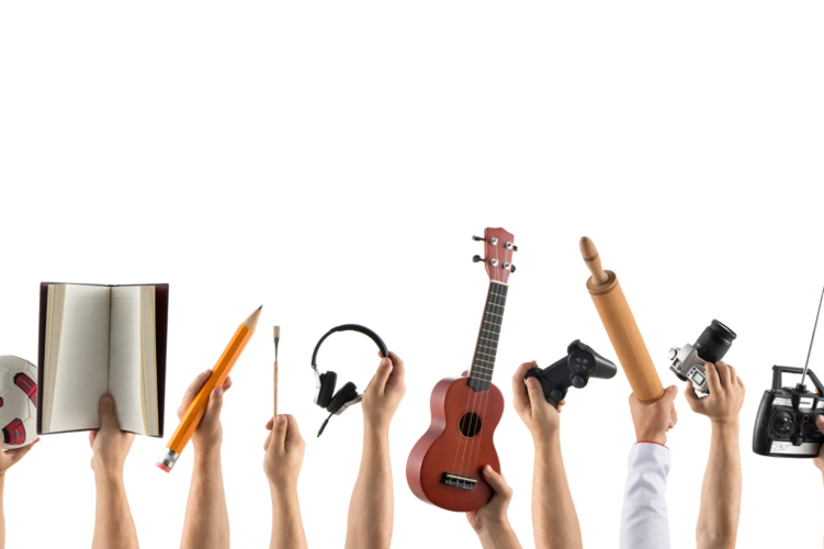 Auf diesem Bild sind viele Arme zu sehen, die verschiedene Gegenstände hochhalten, die für ein Hobby benötigt werden.