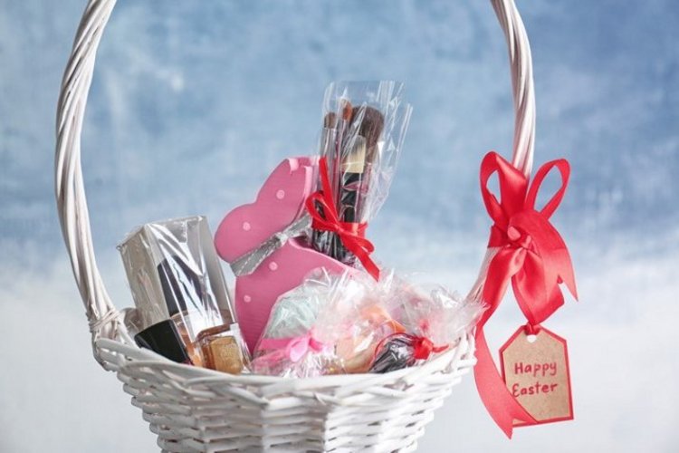 Auf diesem Bild ist ein Körbchen mit Osterartikeln zu sehen.