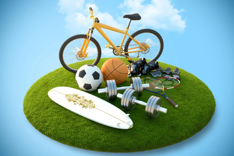 Auf diesem Bild sind verschiedene Gegenstände, wie ein Fahrrad, verschiedene Bälle, Hantel und ein Surfbrett, zu sehen, die man für sportliche Aktivitäten benötigt. 