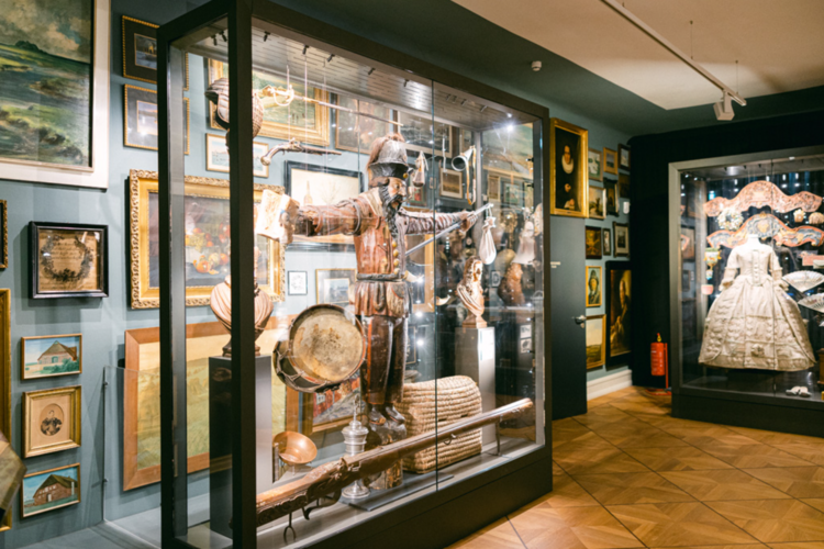Auf diesem Bild ist ein Teil der Ausstellung des Dithmarscher Landesmuseums zu sehen.