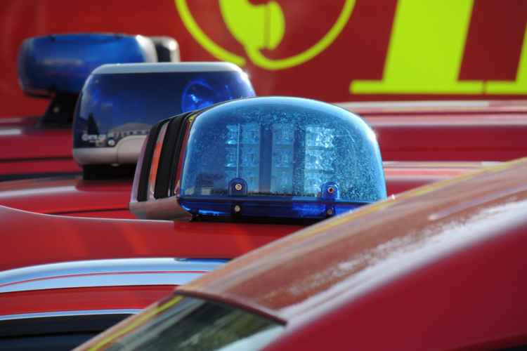 Auf diesem Bild sind mehrere Dächer von Feuerwehrfahrzeugen mit Blaulicht zu sehen. 