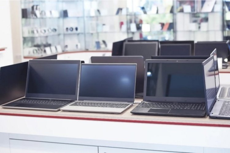 Auf diesem Bild stehen viele Notebooks auf einer Verkaufsfläche.