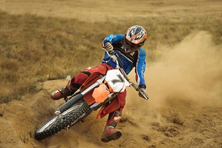 Auf diesem Bild ein ein Fahrer beim Motorcross zu sehen. 